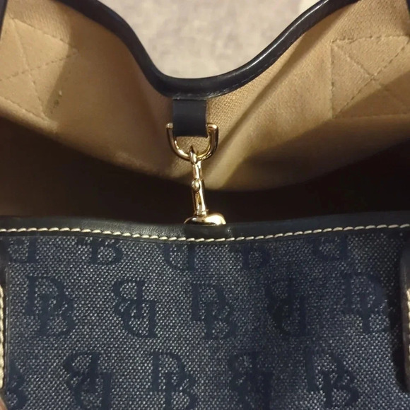 Dooney & Bourke Signature Jacquard Extra Large Bag Canvas with Leather Handles - Picture 3 of 10